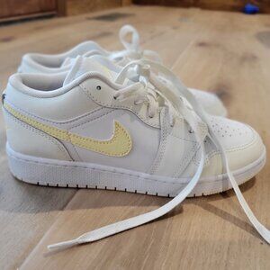 Jordan Kids' Grade School Air Jordan 1 Low Basketball Shoes - yellow white